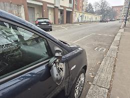 Banda di ragazzini spacca i finestrini di sette auto a Mirafiori