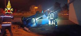 Un'auto si ribalta nella rotonda di corso Alessandria ad Asti. Nessun altro veicolo coinvolto