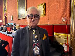 Silvio Viale provoca ancora: protesta in Consiglio con Crocifisso e cravatta a tema, seduta sospesa