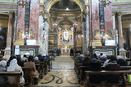 Le preghiere dei fedeli di Torino per il Papa: «Forza Francesco!»