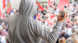 Carnevale a La Loggia: vandali lanciano le pietre durante la sfilata dei carri