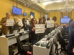 Protesta dell'opposizione sull'emendamento della Lega al consiglio regionale
