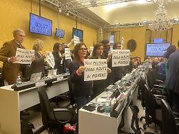 "Solo poltrone, nessun aiuto ai poveri": il Consiglio regionale diviso sull’emendamento Ricca della Lega