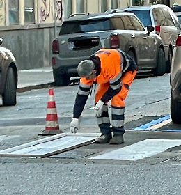Le strisce (e)stinte in giro per la città: il Comune rifà 60mila incroci l'anno