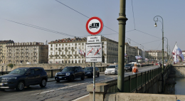 Torino centro, il marciapiede del ponte è fuori controllo: "Qui bici e monopattini fanno il ca**o che vogliono”