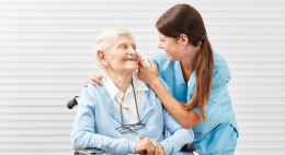 Le badanti stanno per andare in pensione: e ora chi si prende cura dei nostri nonni?