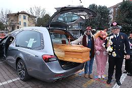 A Chieri arriva anche un carro funebre per protestare contro i parcheggi a pagamento