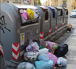 «Quei bidoni sotto i balconi ci rendono la vita impossibile»