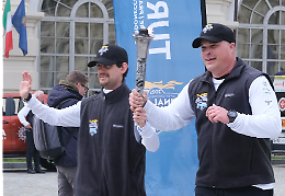 La Fiamma della Speranza degli Special Olympics Winter Games, simbolo di inclusione, illumina Torino 