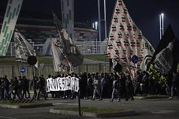 I tifosi della Curva Sud contestano società, squadra e allenatore: "La Juve siamo noi"