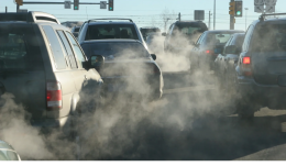 Il clima può aspettare: la UE cede all’industria e blocca le multe per le auto inquinanti