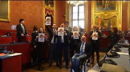 Askatasuna, bagarre in Sala Rossa: l'assalto al sindaco. Lo Russo: "Io non sono il questore"