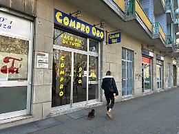 Botte e spray per rapinare il titolare del Compro Oro: “Ho provato a fermarli e mi hanno pestato”