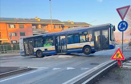 Incredibile in provincia di Torino, l’autista sbaglia manovra e il bus Gtt “impenna” sulla rotonda
