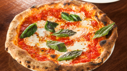 Microonde, forno o padella? Ecco come scaldare la pizza del giorno prima mantenendo la croccantezza