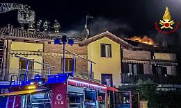 Paura a Salassa nella notte: devastato dalle fiamme il tetto di un'abitazione