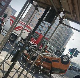 Un'auto si ribalta dopo un incidente in via De Sanctis: la donna al volante trasportata all'ospedale Martini
