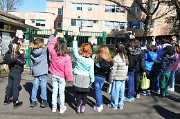 La protesta dei bimbi: dopo gli elastici nel pesce, mangiano il panino fuori dalla scuola