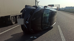 Scontro tra 3 macchine sulla tangenziale di Torino, una si ribalta: il conducente trasportato in ospedale