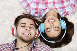 Il rumore bianco: un alleato per il sonno o solo dannoso per il nostro udito?
