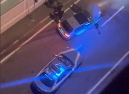 Fugge dalla polizia e si schianta contro un palazzo, arrestato in corso Grosseto - VIDEO