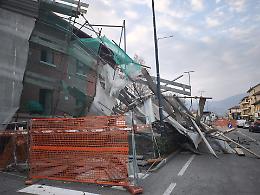 Crolla un ponteggio, tragedia sfiorata in provincia di Torino