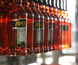 La svolta di Campari nei guai: salva gli operai (per ora) e taglia i manager
