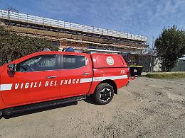 Operaio precipita dal tetto ma i colleghi non chiamano il 118 e fingono un incidente casalingo: morto dopo il ricovero