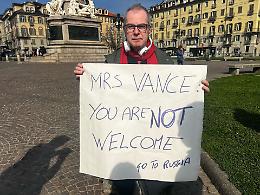 “Signora Vance non sei benvenuta”, la contestazione