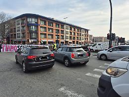 Le femministe bloccano corso Francia: automobilisti saltano sullo spartitraffico per scappare - VIDEO