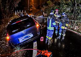 Svenuto e in bilico sul fosso, i vigili del fuoco lo salvano con le corde