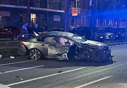 Si schianta con la Jaguar, colpisce altre due auto e finisce in ospedale
