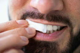 Ecco lo snus, il nuovo pericoloso trend che impazza tra i giovani