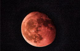 La notte si accende: spettacolare Luna rossa nell’eclissi totale del 14 marzo