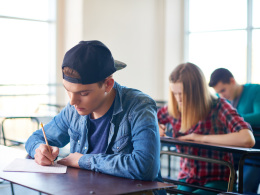 Il rito dei 100 giorni: tra superstizione e tradizione, i maturandi italiani celebrano l'imminente esame di maturità