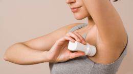 Qual è il miglior momento per applicare il deodorante? Rispondono gli esperti della dermatologia