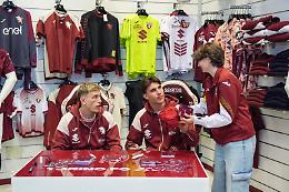 Toro, il sogno di Casadei: "Vi svelo che cosa vorrei". E che bagno di folla al Torino Fc Store...