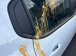 Vernice sulle auto parcheggiate: così adesso si "divertono" i vandali