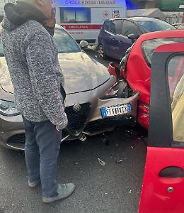 Maxi tamponamento, si scontrano quattro auto al confine fra Torino e Grugliasco