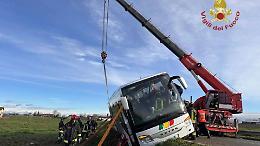 Villafalletto: bus con studenti rischia di ribaltarsi e rimane in bilico sulla scarpata