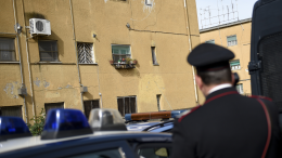 Ignora il divieto di avvicinamento nonostante il braccialetto elettronico: arrestato