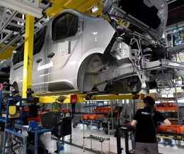 Renault, non solo luci (elettriche): via 300 dipendenti