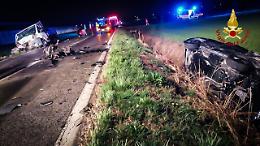 Incidente nella notte, violento frontale tra un tir e una macchina