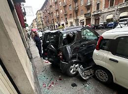 Incredibile incidente stradale, si "incastra" in un parcheggio e si schianta contro il negozio