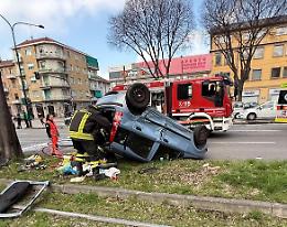 Incidente a Torino, pirata della strada fa ribaltare una Fiat Panda e scappa