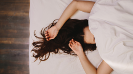 Dall'addormentamento, alla fase REM, passando per il sonno profondo: ecco cosa ci succede durante le 3 fasi del sonno
