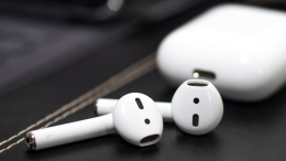 Il nuovo progetto di Apple: le nuove AirPods potrebbero avere la fotocamera e anche l'AI