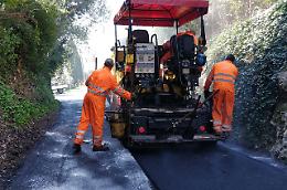 Il Comune asfalta le strade "sbagliate" e il sindaco ci rimette di tasca sua 
