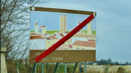 Alba, addio ai cartelloni sull’autostrada: coperti per non conformità
