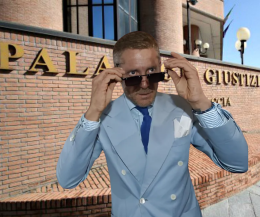 L'accusa a Lapo Elkann: "La beneficenza a fini personali"